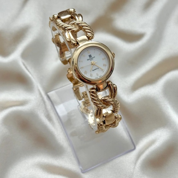 AUTHENTIC RARE VINTAGE GIVENCHY GOLD WATCH - Picture 3 of 7